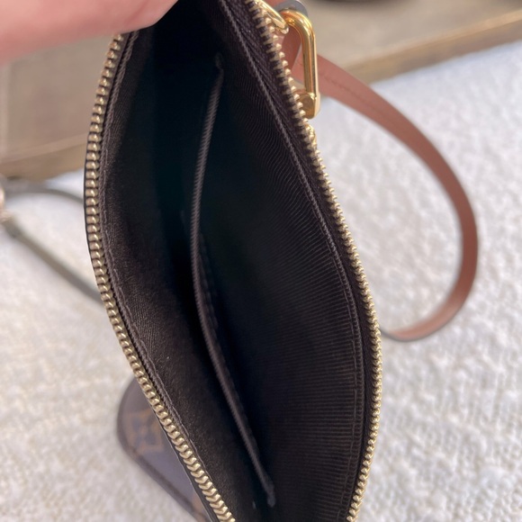 Genuine LOUIS VUITTON NEW monogram wristlet. - Picture 5 of 9